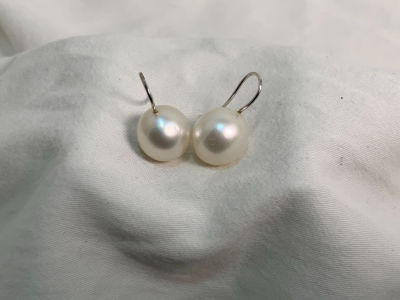 זוג עגילי פנינים עם זהב 18K גודל הפנינים 14X13 מ''מ משקל 8 גרם