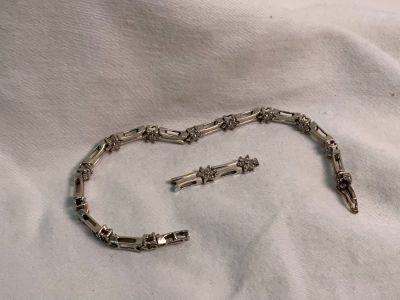 צמיד זהב לבן 14K משובץ 97 יהלומים קטנים של 1 נק' - ניקיון P2-3 - צבע לבן מעונן - חתום משקל כולל 