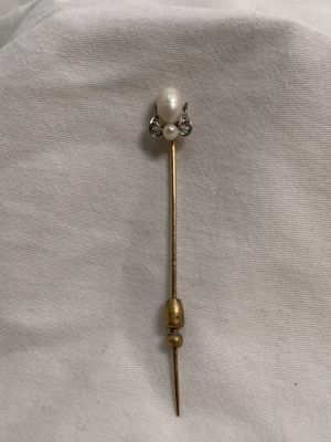 סיכת עניבה זהב 14K משובצת 2 פנינים ו2 יהלומים משקל 2.4 גרם אורך 7 ס''מ