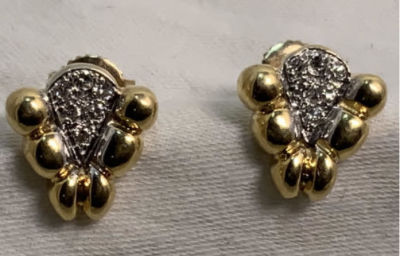 זוג עגילים נצמדים זהב 14K בצורת אשכול ענבים משובץ 6 יהלומים בכל עגיל משקל 3.3 גרם