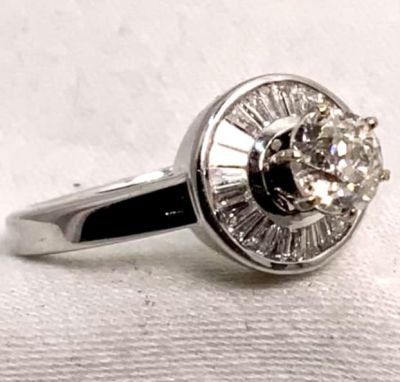 טבעת זהב לבן 18K משובץ יהלום מרכזי במשקל כ0.90 ליטוש ישן -SI2-H-I ועוד 24 יהלומים בליטוש בגט 