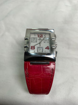 שעון יד OMEGA לאישה קוורץ עם 4 יהלומים בלוח עם אבזם פטנט ורצועת עור אדום בנוסף מראת טואלט תואמת 