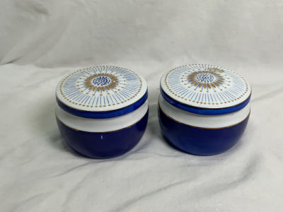 צמד כלי פורצלן hollohaza הונגרי עם מכסה מעוטר ציפוי זהב וקובלט גובה: 6 ס''מ קוטר: 8.5 ס''מ כל אחד