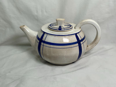 קומקום פורצלן צ'כוסלובקיה עתיק חתום גובה: 13 ס''מ אורך: 25 ס''מ עובי: 15 ס''מ