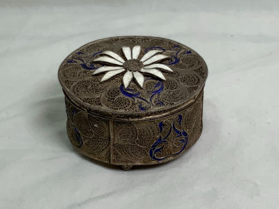 קופסאת פיליגרן כסף עתיקה מעוטרת אמייל במכסה, קוטר 8 ס''מ משקל: 92 גרם