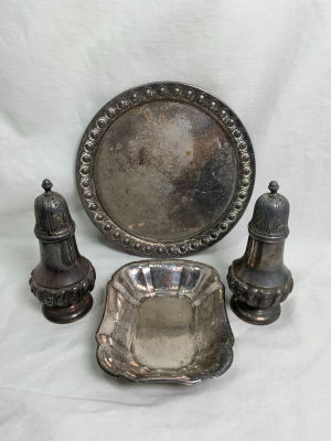 לוט כלי מתכת שונים הכוללים צלחת בקוטר:17.5 ס''מ, צלוחית בגודל: 13X10 ס''מ וזוג מלחיות 