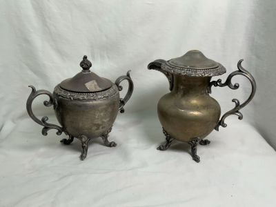 זוג כלי הגשה מתכת עתיקים לחלב וסוכר חתומים לאחד חסר הצ'ופצ'יק של הקומקום גובהים: 16 ס''מ, 17.5 ס''מ