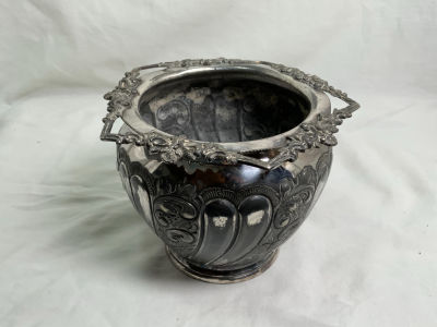 כלי מתכת עתיק מצופה כסף מעוטר עבודות ריקוע וניסור חתום ממוספר ומתוארך גובה:11.5 ס''מ