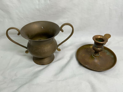 צמד כלי ברונזה גביע ומעמד להחזקת נר גובה הגביע:9.5 ס''מ קוטר: 11 ס''מ
