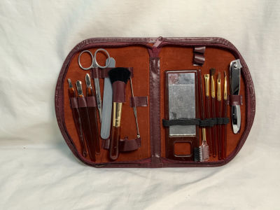 סט מניקור פדיקור ישן מלא מבקליט ונרתיק מעור גודל הנרתיק סגור: 18.5X13