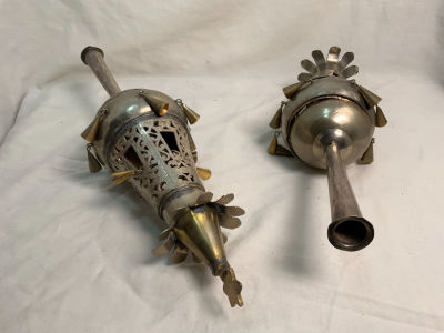 צמד רימונים לספר תורה מתכת מעוטר פעמונים ומגן דוד גובה: 31 ס''מ