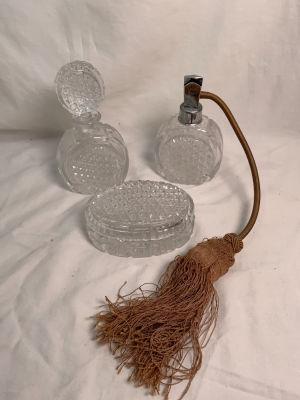 סט טואלט עתיק קריסטל חיתוך עבודת יד הכוללים: בקבוק בושם עם גומי המקורי תקין עם סדקים קלים בגומי 