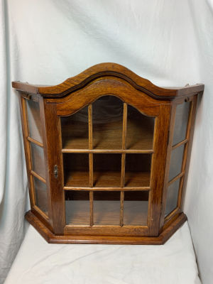 ויטרינת תלייה מעץ אירופאי עבודת יד עם מדפי עץ והזכוכיות המקוריות קילוף בחלק העליון ראו בתמונות 