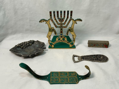5 פריטי ישראליאנה שונים הכוללים: מתלה מתכת, מעמד מתכת, צלוחית מתכת, פותחת בקבוקים מתכת וספרון 