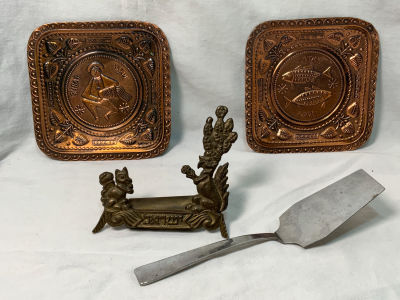 4 פריטי ישראליאנה שונים הכוללים: מעמד מתכת לכרטיסי ביקור, זוג צלחות תליה, כלי הגשה חברת מכסף. 