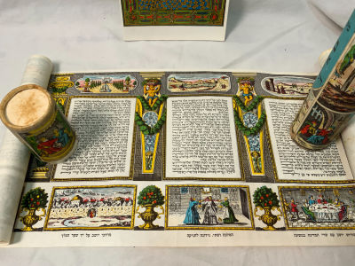 שתי מגילות עם איורים: מגילת אסתר מודפסת על נייר ממגילה איטלקית מפורסמת ממאה ה18 עם איורים בצבעים 