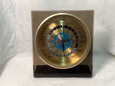 שעון שולחני מנגנון קוורץ חברת SEXTANT זמן עולמי GMT עם שמות הערים 22X20 ס''מ