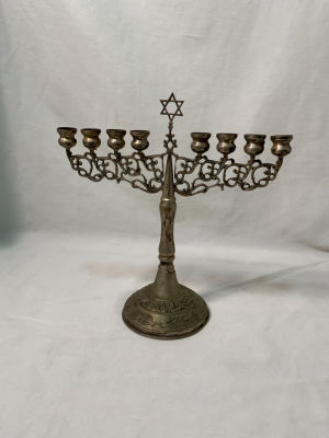 חנוכית כסף ישראל ישנה ללא שמש – 90 גרם גובה: 19 ס''מ רוחב: 17 ס''מ