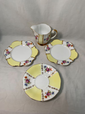 לוט פורצלן 4 פריטים 2 צלחות קינוח קוטר: 15 ס"מ, כלי לחלב גובה: 8 ס"מ והצלוחית שלו בקוטר: 14 ס"מ 