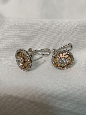 זוג עגילי זהב צהוב ולבן 18K משובץ יהלום מרכזי של 5 נק' ו-6 יהלומים של 3 נק' ועוד 28 יהלומים 