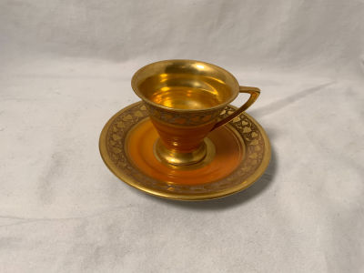 כוס וצלוחית פורצלן צכוסלובקיה עתיק ואיכותי ציפוי זהב וחתום גובה הכוס 5 ס''מ קוטר 11 ס''מ