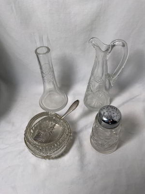 לוט קריסטל 4 פריטים: כלי לסוכר, מלחייה, אגרטל פרח אחד וקנקן לשמן גדלים: 19-7 ס''מ