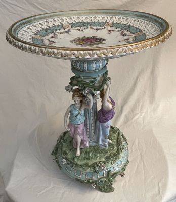 סנטר פיס\פסל פורצלן ציור יד חתום מעוטר עלי גפן ואשכולות ענבים בבסיס דמויות במרכז גדול ומרשים 