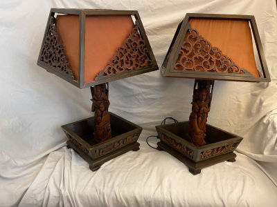 צמד מנורות שולחן יפניות עץ גילוף עבודת יד האהילים בד עם מכסה עץ נשלף (אחד האהילים פגום) גובה 65 