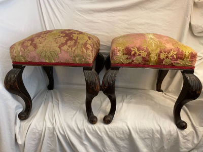 צמד הדומים\שרפרפים עתיקים רגלי עץ מגולפים עובדת יד ריפוד בד קטיפה משולב עם גובלן פרחים במצב טוב 