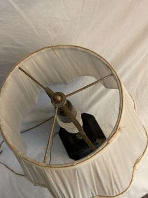 מנורת שולחן יפנית עץ מפוסל עם אם הפנינה וציור יד האהיל בד גובה כולל האהיל 63 ס''מ גובה בסיס 30 