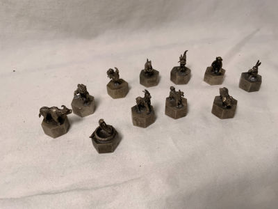 11 פסלוני מתכת של גלגל המזלות הסינים עבודת יד גודל בסיס: 1.7X2 ס''מ גובה: 2 ס"מ כל אחד (חסר שנת 