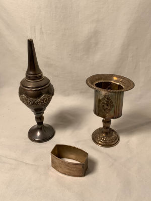 לוט כלי כסף: מגדל בשמים כסף 925 הצורפים חתום משקל: 80 גרם גובה: 18 ס''מ, מעמד לנר הבדלה הצורפים 