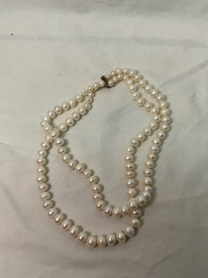 מחרוזת פנינים שתי שורות מדורג קטרים בין 7-11 מל' חלקם אובליות עם סוגר כסף 925 אורך: 50 ס''מ