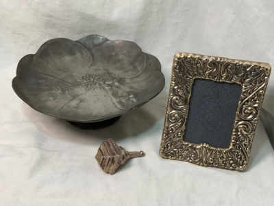 צמד כלי כסף אלקטרופורמינג סביבון, מסגרת לתמונה ומגש מתכת קוטר הצלחת: 20 ס''מ, גודל הסביבון: 7 