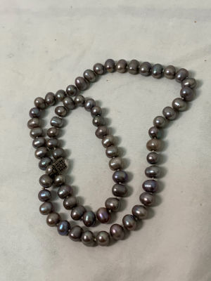 מחרוזת פנינים צבועות אפורות מתורבתות גודל הפנינה: 10X8 מל' עם סוגר מתכת אורך: 60 ס''מ