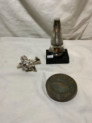 לוט: זוג פסלי אלקטרופורמינג, מדלייה ישנה ומדליית מאה שנות התיישבות