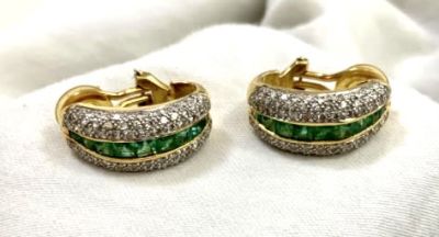 זוג עגילי זהב 18 קרט עם כ 160 יהלומים סה"כ כ - 3.20 CT נקיים ועוד 18 אמרלדים ירוקים 
משקל 15 גרם