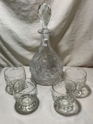בקבוק ו4 כוסות קריסטל גובה הבקבוק 34 ס''מ קוטר 8 ס''מ גובה 9 ס''מ