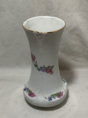 אגרטל KPM פורצלן בוואריה מעוטר פרחים צבוע ביד ועיטורי זהב בחלק העליון והתחתון גובה 17 ס''מ