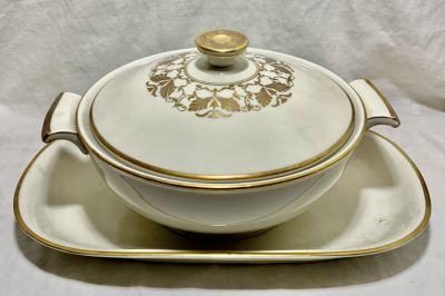 כלי הגשה למרק מפורצלן SCHLOTTENHO גרמניה מעוטר ציורים מוזהבים חתום, גדלים: המגש 32.5X 20ס''מ 