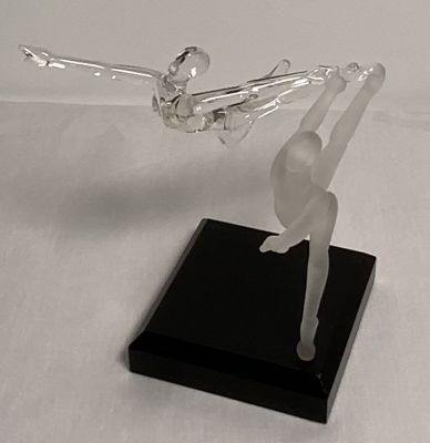 פסלון קריסטל דמויות רקדנים עם בסיס עץ ממוזיאון המטרופולין של ניו יורק גובה: 15 ס''מ גודל בסיס: 