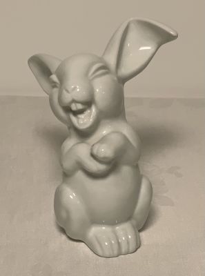 פסלון פורצלן רוזנטל דמות שפן מחייך חתום גובה :13 ס''מ