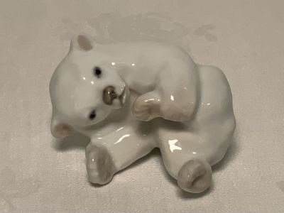 פסלון פורצלן דמות דוב חתום גובה: 4.5 ס''מ