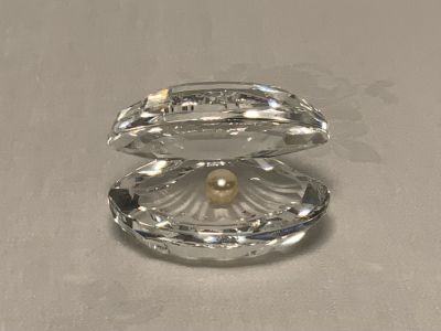פסלון קריסטל סוורובסקי בצורת קונכייה עם פנינה במרכז גובה: 5 ס''מ