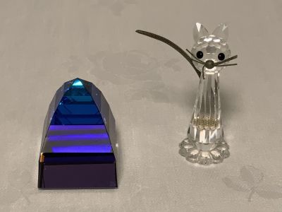 צמד פסלוני קריסטל סברובסקי בצורת פרמידה וחתול גובה החתול: 7 ס''מ, גובה הפרמידה: 5.5 ס''מ