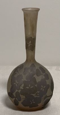 אגרטל זכוכית GALLE מעוטר פרחים צבעים בהירים חתום גובה: 17 ס''מ