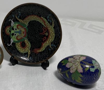 צמד עבודות קלוזונה צלוחית וביצה מעוטר דמות דרקון ופרחים גודל הביצה: 6.5X4 קוטר הצלוחית: 9 ס''מ