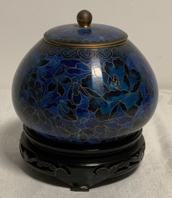 כלי עם מכסה קלוזונה כחול סגול עם מעמד עץ גובה כולל המעמד: 14.5 ס''מ