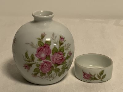 צמד כלי פורצלן LIMOGES : כלי לנוזל וקערה מיניאטורית גובה הכלי: 8 ס''מ, קוטר הקערה: 4.5 ס''מ