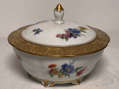 כלי פורצלן עם מכסה רוזנטל גרמניה חתום מצופה זהב ומעוטר פרחים קוטר: 17.5 ס''מ, גובה כולל מכסה: 